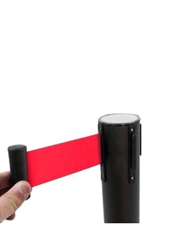 Poste negro con cinta roja