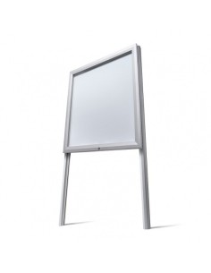 Vitrinas de anuncios con patas