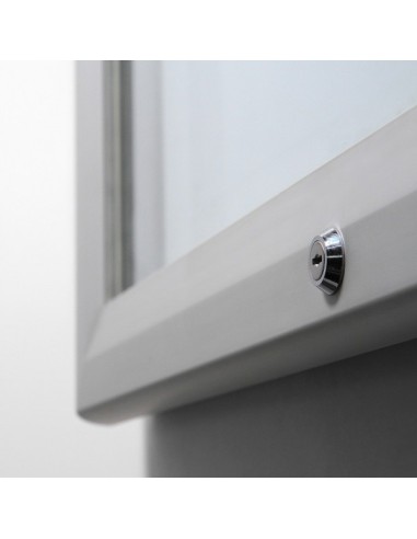 Vitrinas de anuncios con patas